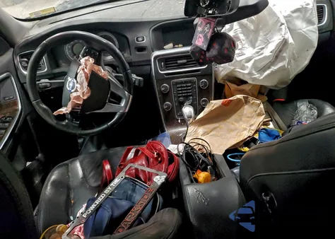 2013 Volvo S60 T5 z USA, uszkodzony, nr VIN YV1612FS8D2200513